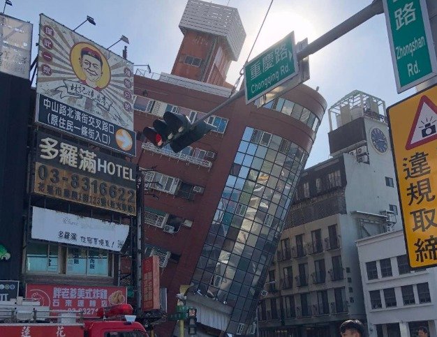 3일 오전 대만 화롄 앞바다에서 발생한 규모 7.2 강진에 화롄 도심에 있던 6층 건물이 붕괴된 모습이 소셜미디어 엑스(X)에 올라왔다. X 갈무리 뉴스1