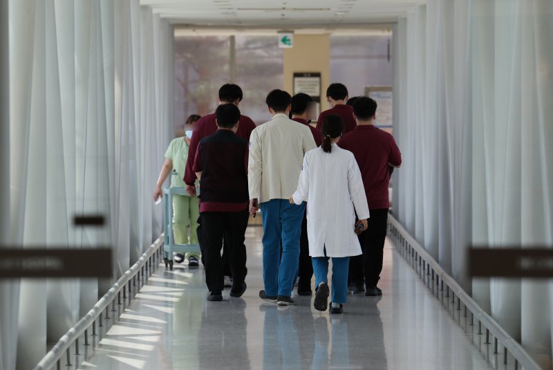 [서울=뉴시스] 고승민 기자 = 지난 1일 서울의 한 대학병원에서 의사들이 이동하고 있는 모습. 2024.04.01. kkssmm99@newsis.com