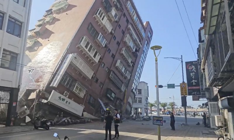 3일 대만 동부 화롄현의 한 건물이 이날 발생한 강진으로 일부 붕괴하며 크게 기울어져 있다. 대만 TVBS의 영상 캡처