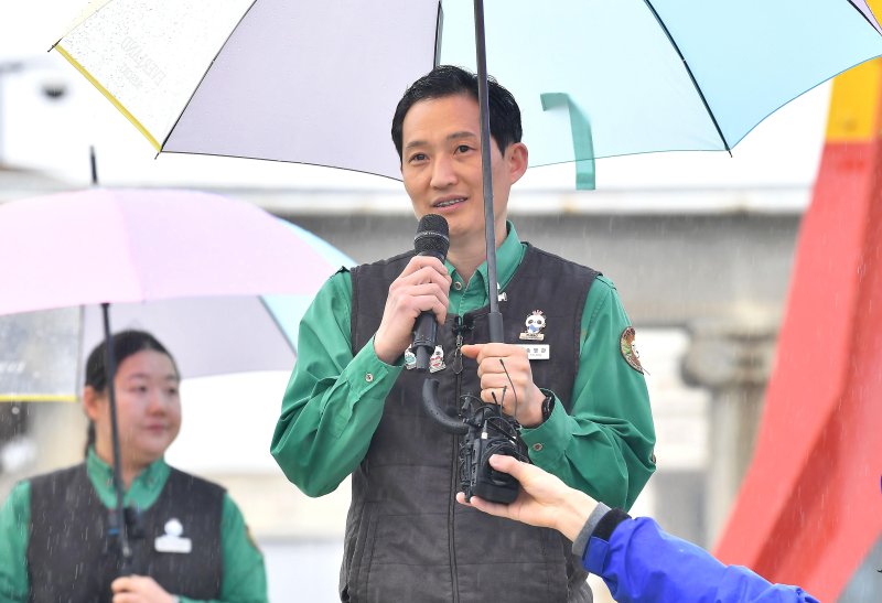 [용인=뉴시스] 사진공동취재단 = 송영관 사육사가 3일 오전 경기 용인 에버랜드 장미원에서 푸바오 팬들에게 보내는 감사 편지를 낭독하고 있다. 2024.04.03. photo@newsis.com