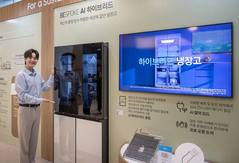 삼성전자 모델이 3일 서울 서초구 삼성전자 서초사옥에서 개최된 비스포크 AI 미디어데이에서 비스포크 AI 냉장고 신제품을 소개하고 있다. 삼성전자 제공
