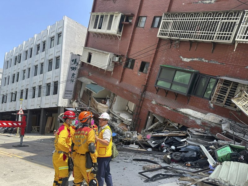 3일 대만 소방청이 제공한 사진에서 대만 동부 화롄에서 소방구조대 대원들이 지진으로 기울어진 건물 내부 수색 준비를 하고 있다. AP뉴시스