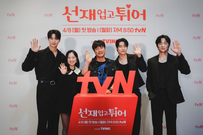 배우 변우석, 김혜윤, 윤종호 감독, 이승협, 송건희(왼쪽부터)사진=tvN