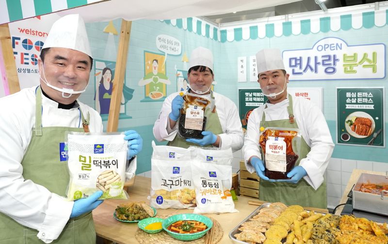 3일 서울 aT센터에서 열린 '2024 푸드페스타'에서 면사랑이 분식 특별테마관을 운영, 떡볶이와 튀김 등 주요 제품을 보여주고 있다.