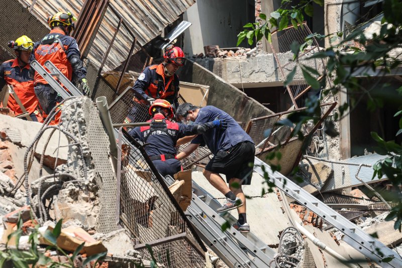 건물 무너지고… 3일 대만 북부 신베이시의 건물 붕괴현장에서 구조대원들이 생존자를 구출하는 모습.