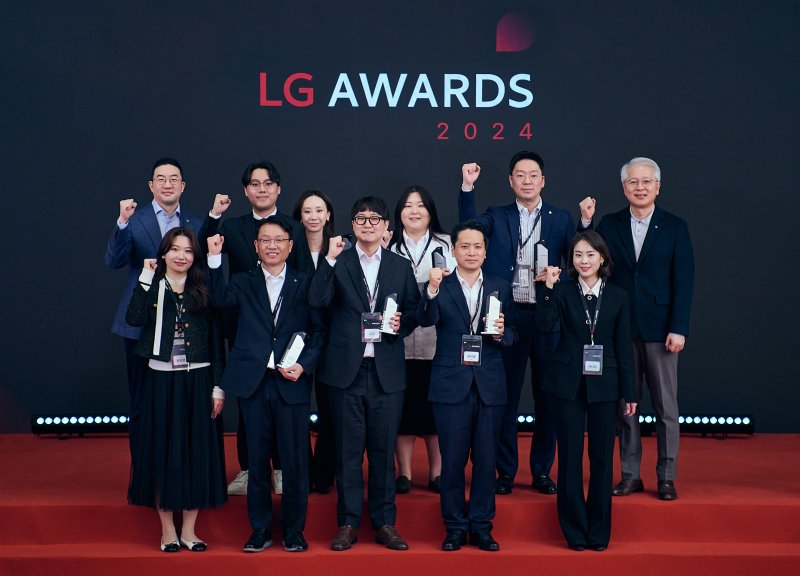 구광모 LG그룹 회장(뒷줄 왼쪽 첫번째)이 지난 2일 경기도 이천 LG인화원에서 열린 '2024 LG 어워즈'에 참석해 고객 대표, 수상자들과 기념촬영을 하고 있다. LG 제공