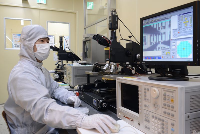 한국전자통신연구원(ETRI) 연구진이 팹에서 만들어진 질화갈륨 반도체를 살펴보고 있다. ETRI 제공