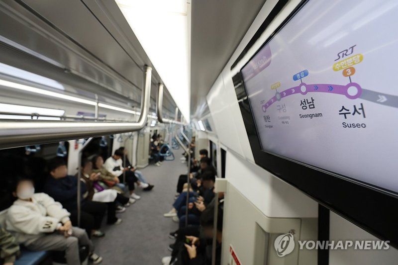 지난 1일 출근길 GTX-A 이용하는 시민들 출근길 GTX-A 이용하는 시민들 (성남=연합뉴스) 박동주 기자 = 수도권 광역급행철도(GTX)-A 수서∼동탄 구간 개통 후 첫 평일인 1일 오전 서울 수도권 광역급행철도(GTX)-A 성남역에서 승객들이 수서행 열차에 탑승해 있다. 2024.4.1 pdj6635@yna.co.kr (끝)