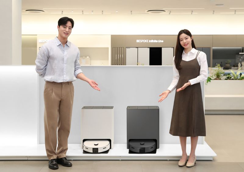 삼성전자 모델이 서울 강남구 논현동에 위치한 삼성스토어 청담점에서 3일 출시된 '비스포크 AI 스팀'을 소개하고 있다.