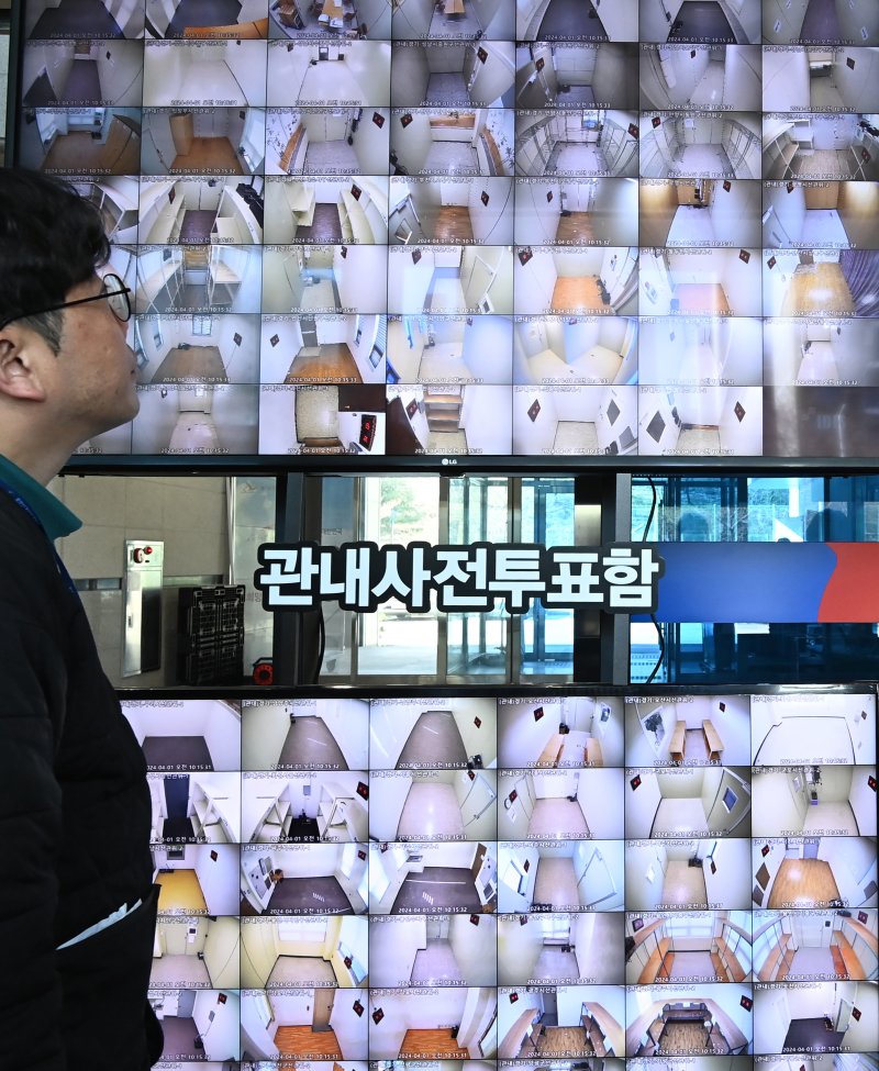 [수원=뉴시스] 김종택기자 = 제22대 국회의원선거를 9일 앞둔 1일 경기도 수원시 영통구 경기도선거관리위원회에 마련된 사전투표함 보관장소 폐쇄회로(CC)TV 통합관제센터에서 선관위 관계자가 모니터링을 하고 있다. 2024.04.01. jtk@newsis.com