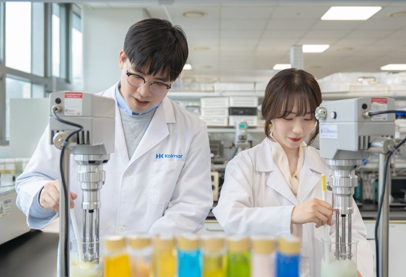 한국콜마 스킨케어 연구원들이 기초화장품 제형을 혼합하고 있다.
