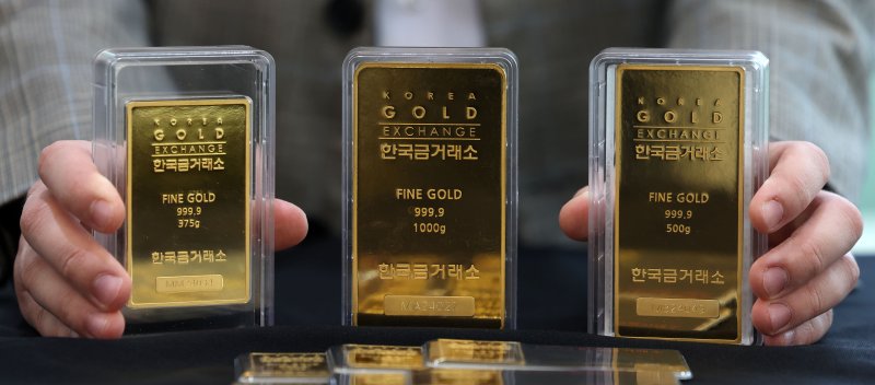 미국 인플레이션 둔화 가능성이 낮을 것으로 전망되면서 금 선물 가격이 온스당 2천300달러를 돌파했다. 현지기준 3일 뉴욕상업거래소에서 금 선물 종가는 전 거래일보다 33.2달러(1.5%) 상승한 2315.0달러를 기록했다. 4일 서울 종로구 한국금거래소에서 금이 판매되고 있다. 사진=뉴시스화상