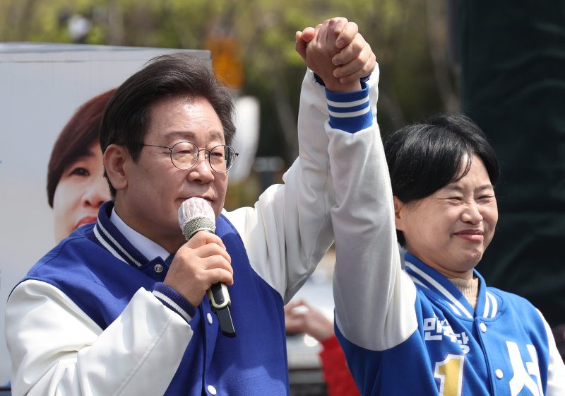 더불어민주당 이재명 대표가 4일 부산 진구를 방문, 서은숙 후보 지지 유세를 하고 있다. 연합뉴스
