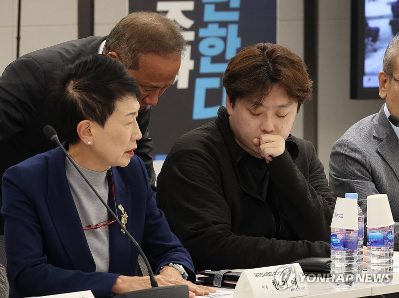 박단 대한전공의협회장(오른쪽)이 지난달 31일 서울 용산구 의사협회에서 열린 비대위 회의에 참석하고 있다. 연합뉴스