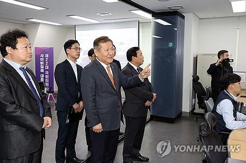 행안장관, 사전투표소 현장 점검…불법카메라 탐지도