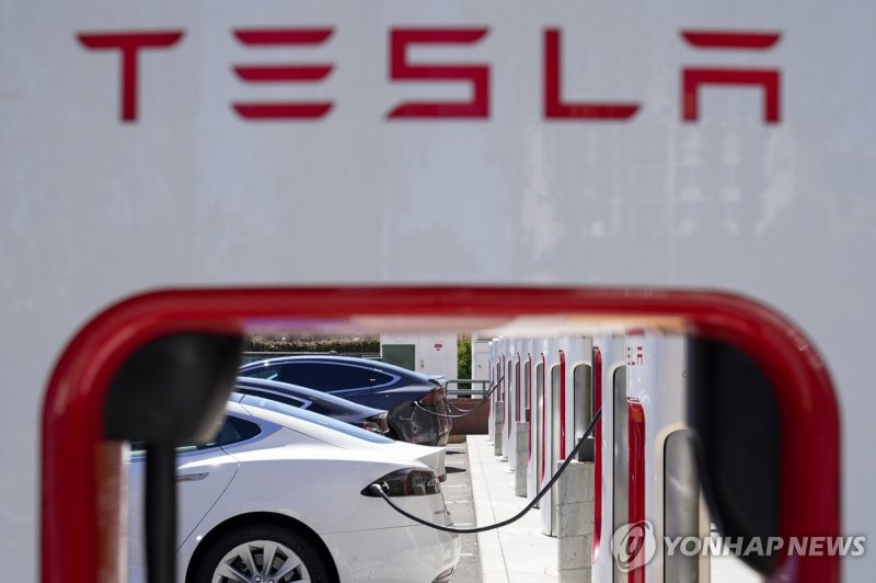 테슬라 전망은? 하루 만에 주가 12% 폭락한 테슬라 (샌프란시스코 AP=연합뉴스) 25일(현지시간) 미국 뉴욕증시에서 테슬라 주가가 실적 악화 및 성장률 부진 전망 등으로 전날 대비 12.13% 폭락했다. 사진은 2022년 8월 캘리포니아의 테슬라 급속충전소에서 테슬라 차량을 충전하는 모습. 2024.01.26 passion@yna.co.kr (끝)
