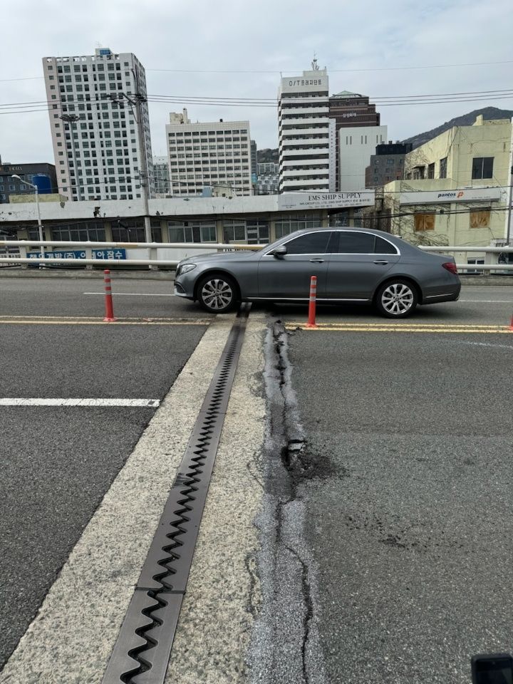 부산 영주고가도로서 단차 발생...차량 통제