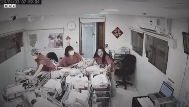강진 속 신생아들 침대를 붙잡고 지키는 간호사들/사진=영국 BBC방송 캡처,연합뉴스