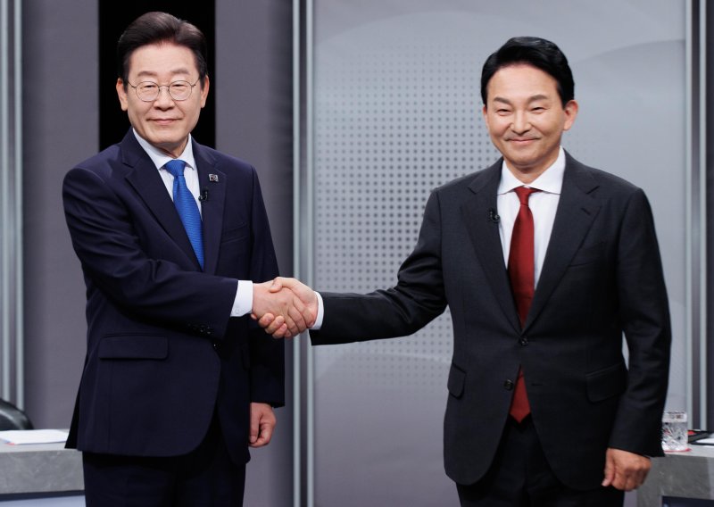 [부천=뉴시스] 국회사진기자단 = 1일 오후 경기 부천시 OBS 경인TV에서 진행된 제22대 국회의원선거 인천 계양을 후보자 토론회에 앞서 이재명 더불어민주당 후보와 원희룡 국민의 힘 후보가 사진 포즈를 취하고 있다. 2024.04.01. photo@newsis.com