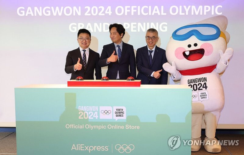 알리익스프레스, 강원 2024 굿즈 스토어 오프닝 알리익스프레스, 강원 2024 굿즈 스토어 오프닝 (서울=연합뉴스) 김성민 기자 = 알리익스프레스가 4일 오전 서울 중구 웨스틴조선호텔에서 연 '강원 2024 동계청소년올림픽 라이선스 굿즈 온라인 스토어' 오프닝 행사를 열고 있다. 알리익스프레스는 이날 '강원 2024 공식 온라인 스토어'를 단독 런칭하고 마스코트 '뭉초' 인형과 배지 의류 액세서리 등 다양한 상품을 판매한다고 밝혔다. 왼쪽부터 레이 장 알리익스프레스 한국 대표, 임현준 강원 동계청소년올림픽 마케팅팀 팀장, 리언 씨