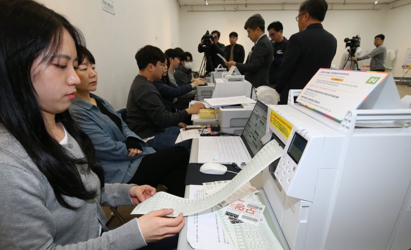 제22대 국회의원선거 사전투표를 하루 앞둔 4일 오후 대전시청에 마련된 사전투표소에서 관계자들이 점검하고 있다. 2024.4.4/뉴스1 ⓒ News1 김기태 기자