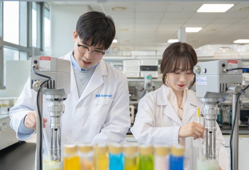한국콜마 스킨케어 연구원들이 기초화장품 제형을 혼합하고 있다. 한국콜마 제공