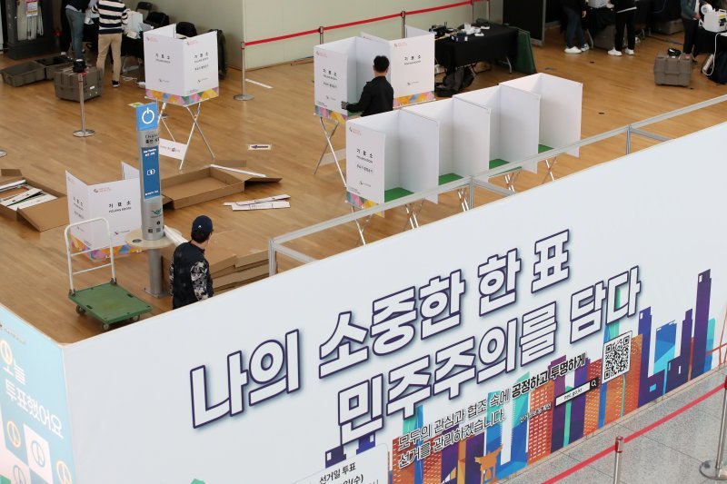 제22대 총선 사전투표일을 하루 앞둔 4일 인천공항 사전투표소에 기표소가 설치되고 있다. /사진=뉴스1