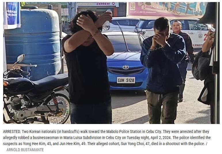 지난 2일(현지시간) 필리핀 세부에서 한국인 집을 털다가 경찰과 총격전 끝에 체포된 한국인 강도 용의자 2명의 모습. /사진=현지매체 선스타 홈페이지 캡처,연합뉴스
