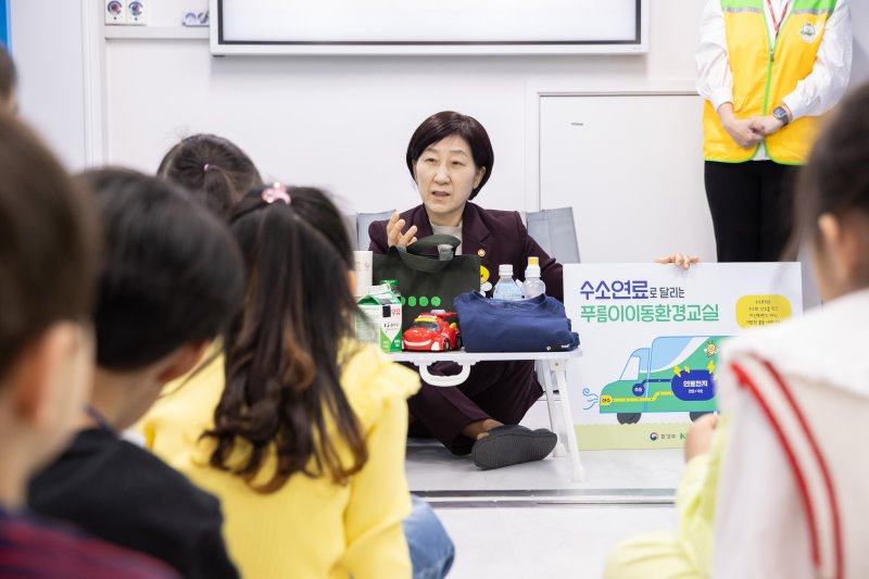 한화진 환경부 장관(가운데)이 4일 대전 장대초등학교를 찾아 생활 속 친환경 실천 방법을 주제로 하는 퀴즈를 내고 있다. 환경부 제공