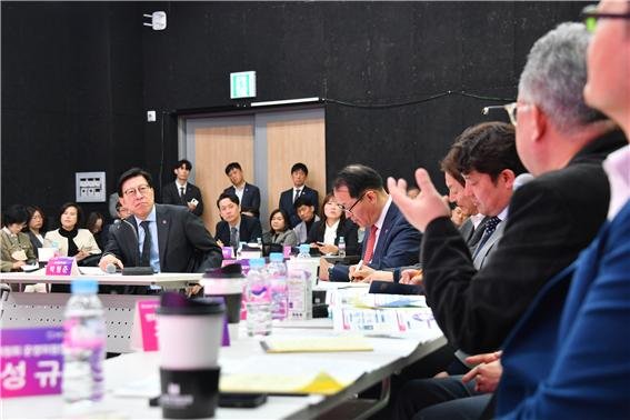 박형준 부산시장이 4일 부산영화촬영스튜디오에서 열린 '제14차 부산미래혁신회의'에서 참석자들과 의견을 나누고 있다. 부산시 제공