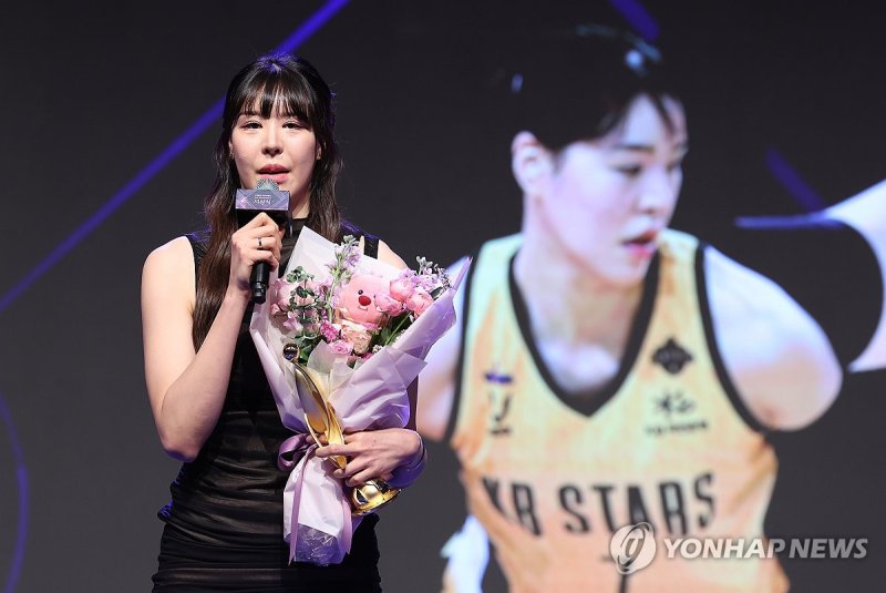 베스트 센터상 수상한 박지수 베스트 센터상 수상한 박지수 (서울=연합뉴스) 김성민 기자 = 4일 오후 서울 영등포구 63컨벤션센터에서 열린 2023-2024 여자프로농구 시상식에서 KB스타즈 박지수가 베스트 센터상을 받은 뒤 소감을 말하고 있다. 2024.4.4 ksm7976@yna.co.kr (끝)