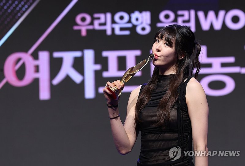 트로피에 입맞추는 박지수 트로피에 입맞추는 박지수 (서울=연합뉴스) 김성민 기자 = 4일 오후 서울 영등포구 63컨벤션센터에서 열린 2023-2024 여자프로농구 시상식에서 MVP를 수상한 박지수 선수가 트로피에 입을 맞추고 있다. 2024.4.4 ksm7976@yna.co.kr (끝)