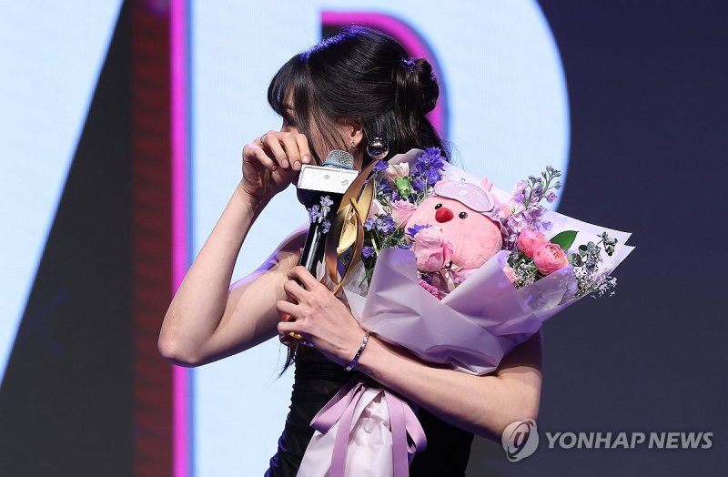 눈물 보이는 박지수 눈물 보이는 박지수 (서울=연합뉴스) 김성민 기자 = 4일 오후 서울 영등포구 63컨벤션센터에서 열린 2023-2024 여자프로농구 시상식에서 정규리그 MVP에 선정된 KB스타즈 박지수가 수상 소감을 말하던 중 눈물을 보이고 있다. 2024.4.4 ksm7976@yna.co.kr (끝)