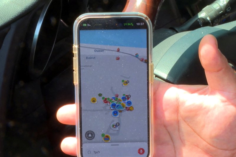 4일(현지시간) 이스라엘 텔아비브의 한 운전자가 사용하는 스마트폰 앱인 웨이즈가 현재 위치로 레바논 베이루트 인근을 가리키고 있다.로이터연합뉴스