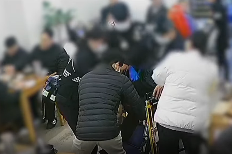 근무를 마치고 국밥집을 찾은 경찰관들이 의식을 잃어가던 노인을 발견하고 발 빠르게 대처해 병원으로 이송시켰다./사진=유튜브 '경찰청' 캡처