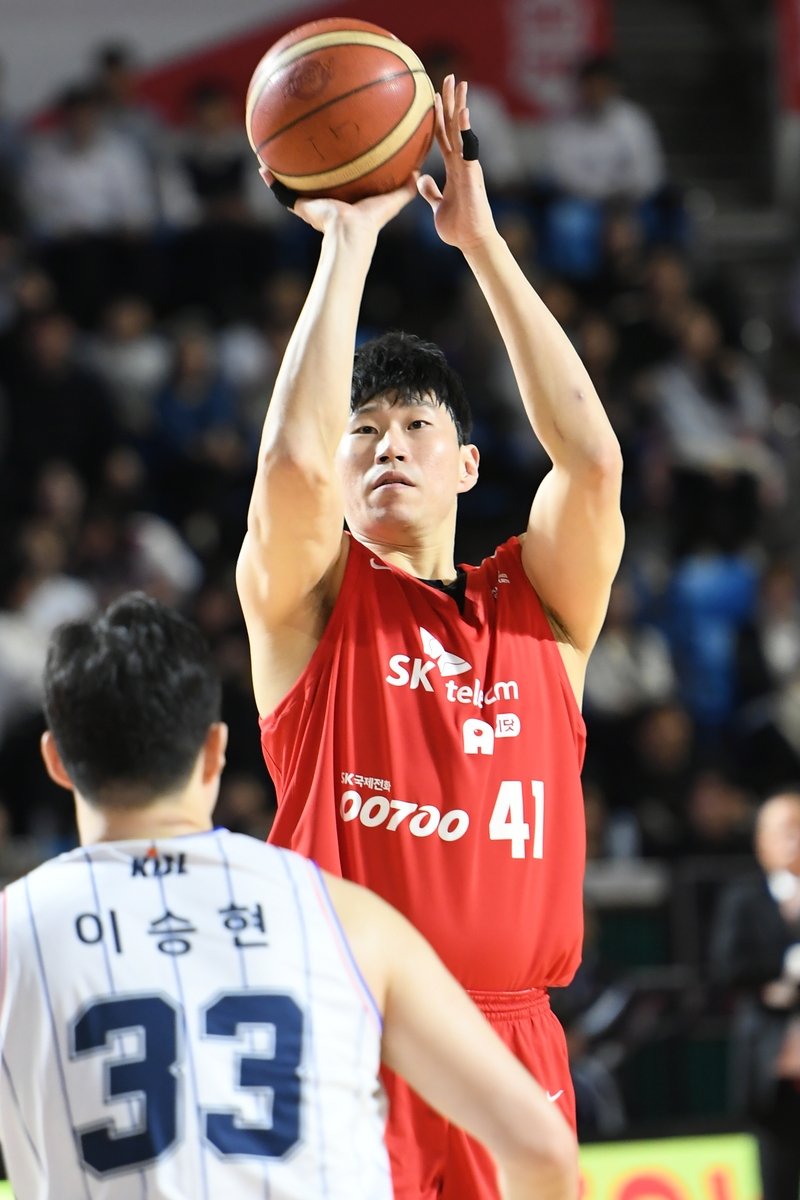 4일 1차전에서 이승현 앞에서 슛을 던지는 SK 오세근 [KBL 제공. 재판매 및 DB 금지]