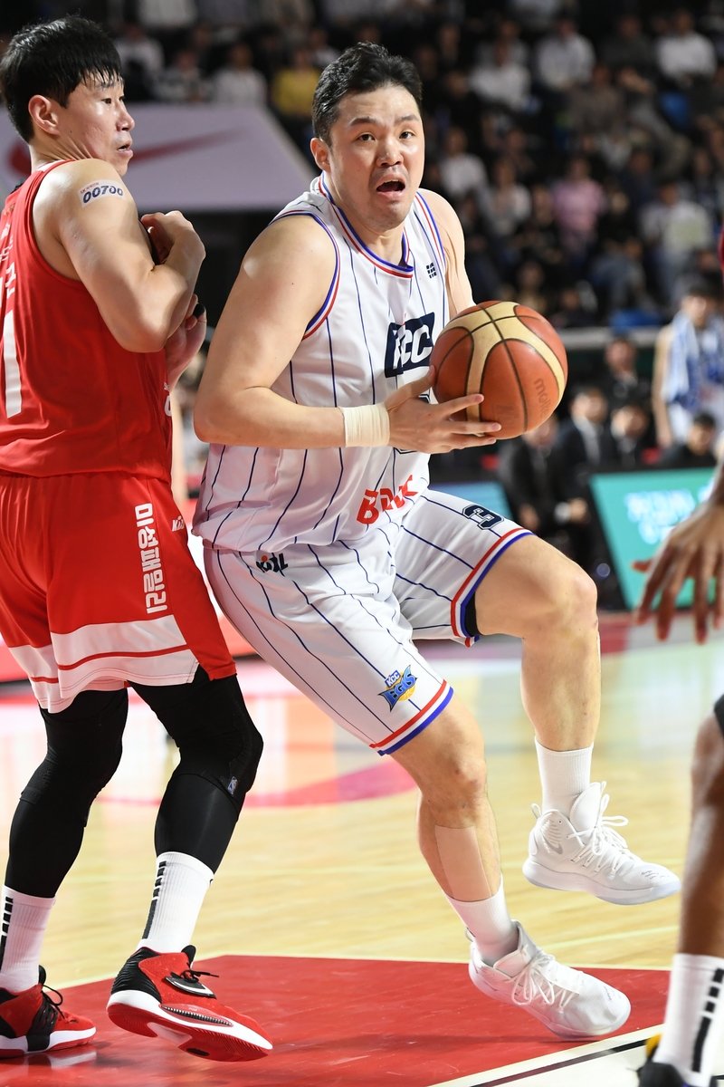 4일 1차전에서 공격을 시도하는 KCC 이승현(오른쪽) [KBL 제공. 재판매 및 DB 금지]