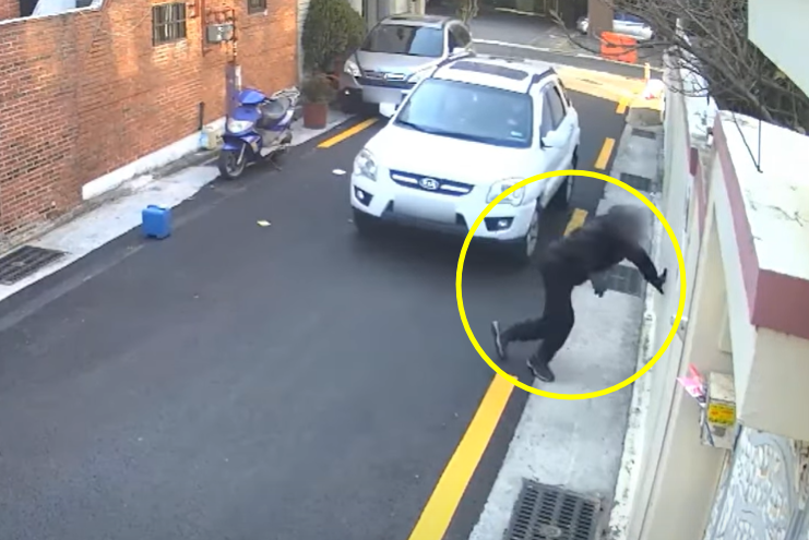 골목길을 걷던 어르신이 뒤에 있던 차량을 발견하고 급히 골목 귀퉁이로 발걸음을 옮기다 쓰러졌다./사진=유튜브 '한문철TV' 캡처