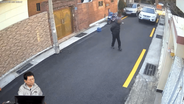 골목길을 걷던 어르신이 뒤에 있던 차량을 발견하고 급히 골목 귀퉁이로 발걸음을 옮기다 쓰러졌다./사진=유튜브 '한문철TV'