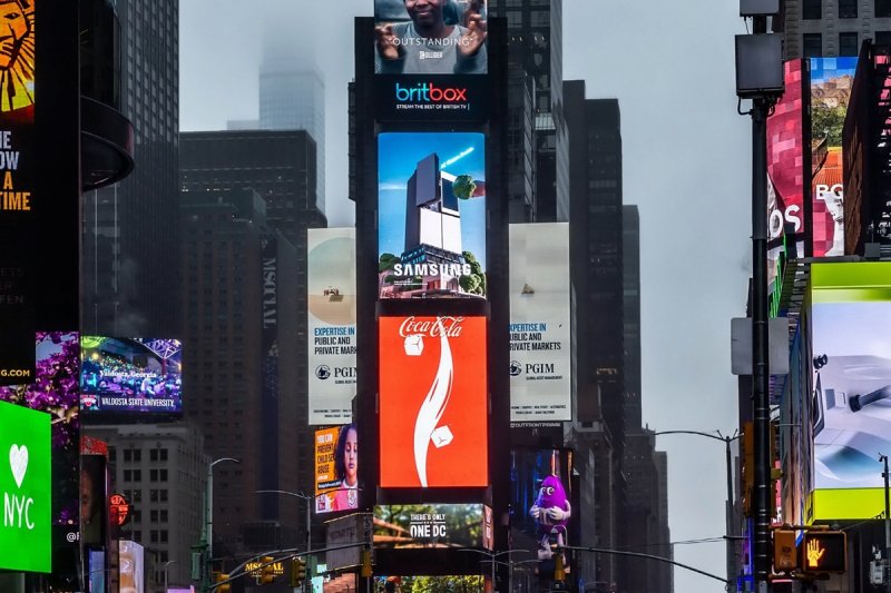 삼성전자가 미국 뉴욕 타임스스퀘어에서 선보인 '비스포크 AI 패밀리허브' 냉장고 영상. 삼성전자 제공