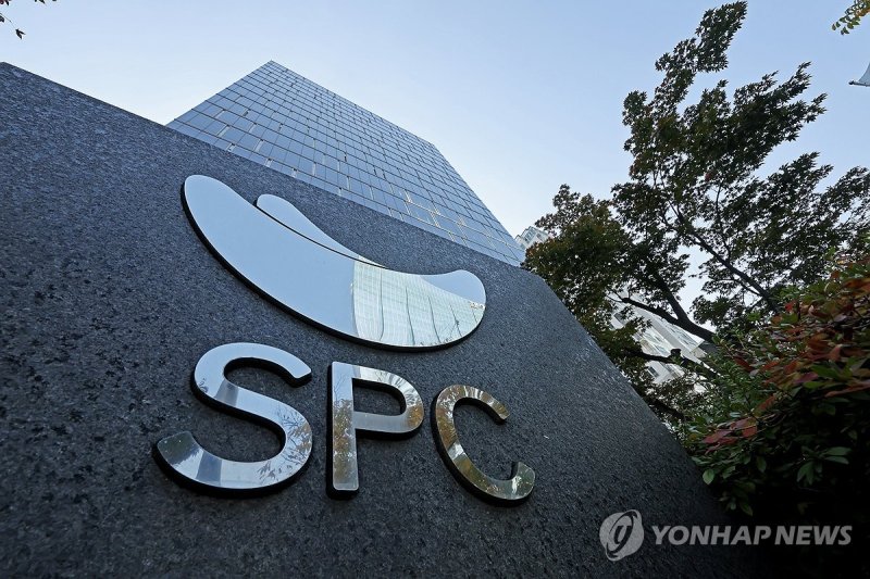 서울 서초구 SPC본사 검찰, '파리바게뜨 노조 탈퇴 강요' SPC 회장 압수수색 (서울=연합뉴스) 임화영 기자 = 검찰이 파리바게뜨 제빵기사에 대한 부당 노동행위 관련 SPC그룹의 관여 여부를 확인하기 위해 30일 압수수색에 나섰다. 서울중앙지검 공공수사3부(임삼빈 부장검사)는 이날 SPC그룹 본사에 검사와 수사관을 보내 내부 회의 자료 등을 확보하고 있다. 허영인 회장을 비롯한 임원 3명의 사무실과 사내 서버 등이 압수수색 대상에 포함된 것으로 전해졌다. 검찰은 파리바게뜨 제빵기사 채용·양성 등을 담당하는 SPC그룹 자회사인 P