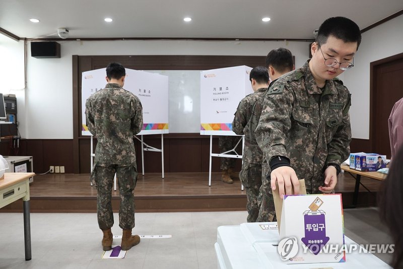 '최전방의 민주주의' '최전방의 민주주의' (파주=연합뉴스) 임병식 기자 = 제22대 국회의원선거 사전투표가 시작된 5일 경기도 파주시 장단면 민간인통제선 내에 마련된 사전투표소에서 육군 1사단 수색대대 장병이 투표를 하고 있다. 2024.4.5 andphotodo@yna.co.kr (끝)