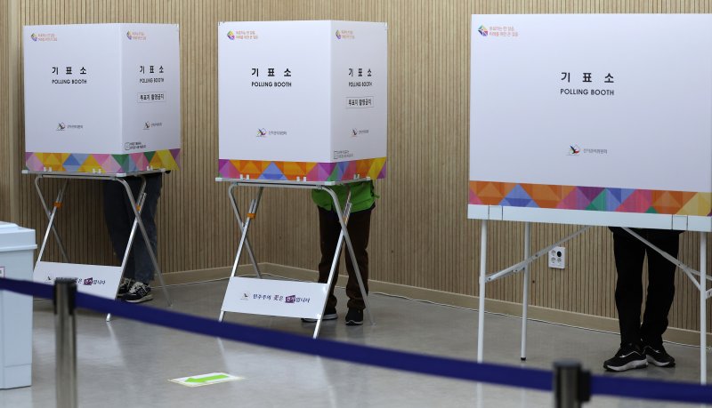 [대구=뉴시스] 이무열 기자 = 제22대 국회의원 선거 사전투표 첫날인 5일 대구 서구 평리6동 행정복지센터에 마련된 사전투표소에서 유권자들이 투표를 하고 있다. 2024.04.05. lmy@newsis.com