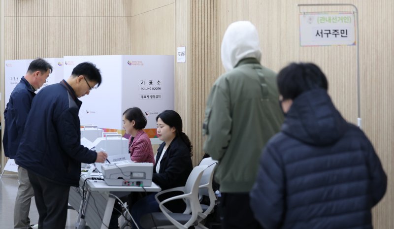 [대구=뉴시스] 이무열 기자 = 제22대 국회의원 선거 사전투표 첫날인 5일 대구 서구 평리6동 행정복지센터에 마련된 사전투표소에서 유권자들이 투표 순서를 기다리고 있다. 2024.04.05. lmy@newsis.com