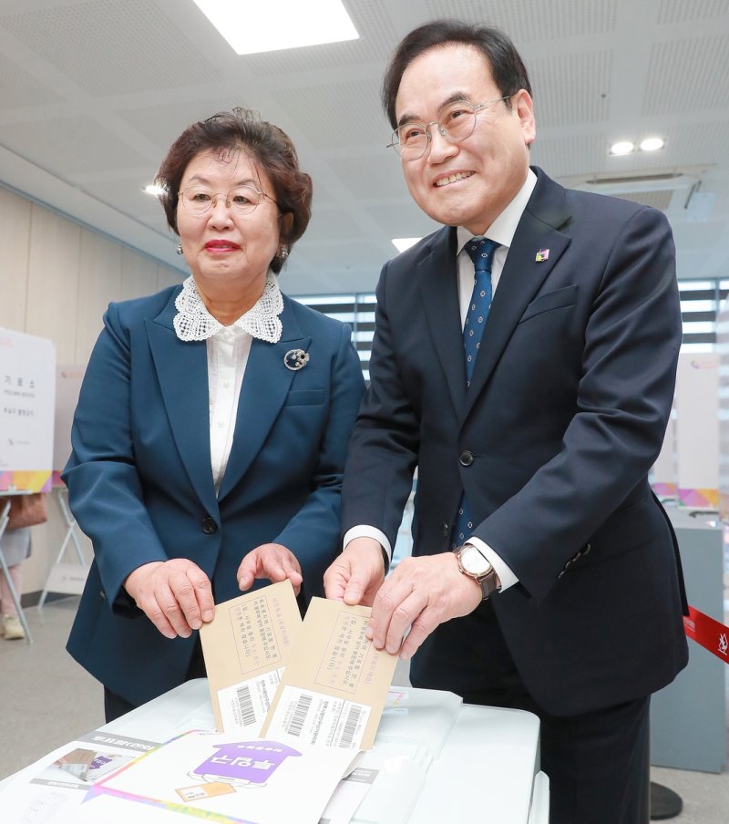 서거석 전북교육감이 5일 전북교육청 별관에 마련된 사전투표장에서 부인 유광수 여사와 함께 투표하고 있다. 연합뉴스