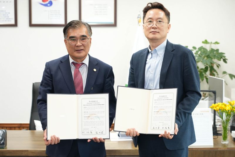 김기웅 서천군수(왼쪽)가 5일 서천군청에서 이성호 선진뷰티사이언스 대표와 187억원 규모의 장항국가산업단지내 공장 증설 투자협약을 맺은 뒤 기념촬영을 하고 있다.