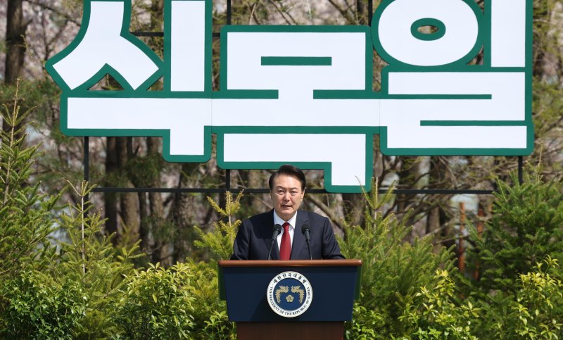 윤석열 대통령이 5일 부산 명지근린공원에서 열린 제79회 식목일 기념행사에서 기념사를 하고 있다. 사진=뉴시스