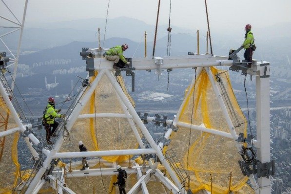 롯데월드타워 랜턴부 다이아그리드를 설치하는 모습(롯데물산 제공)