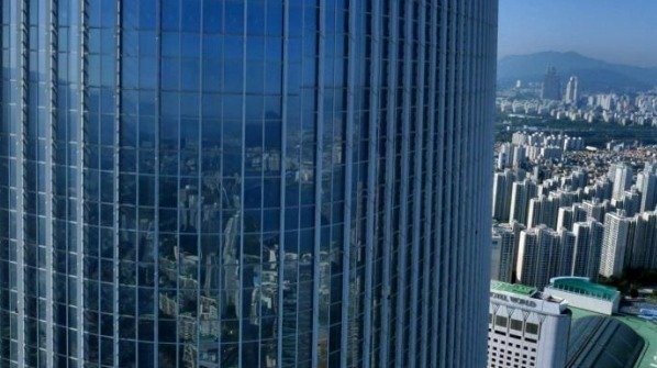 외관이 커튼월로 이뤄진 롯데월드타워(롯데물산 제공)