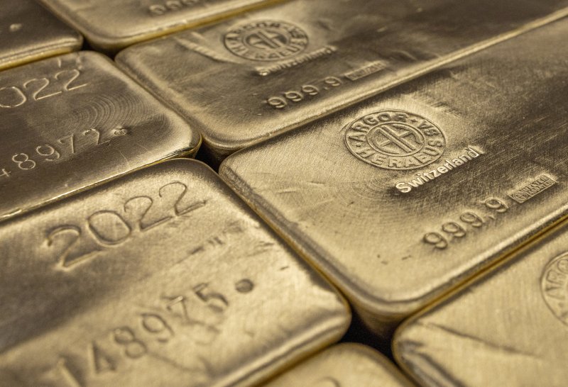 지정학적 위기 속에 안전 자산 금 수요가 뛰는 가운데 중국 투기꾼들까지 가세해 금 가격이 사상 최고치 행진을 지속하고 있다. 금 가격은 지난주 온스당 2431달러까지 오르며 사상 최고 기록을 새로 썼다. 로이터 연합